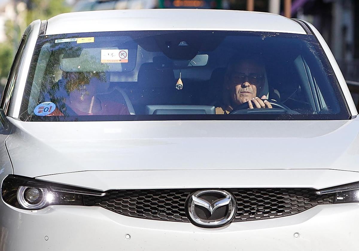 Arcuri, acompañado por su abogado, Enrique Zambrano, a su llegada a los juzgados.