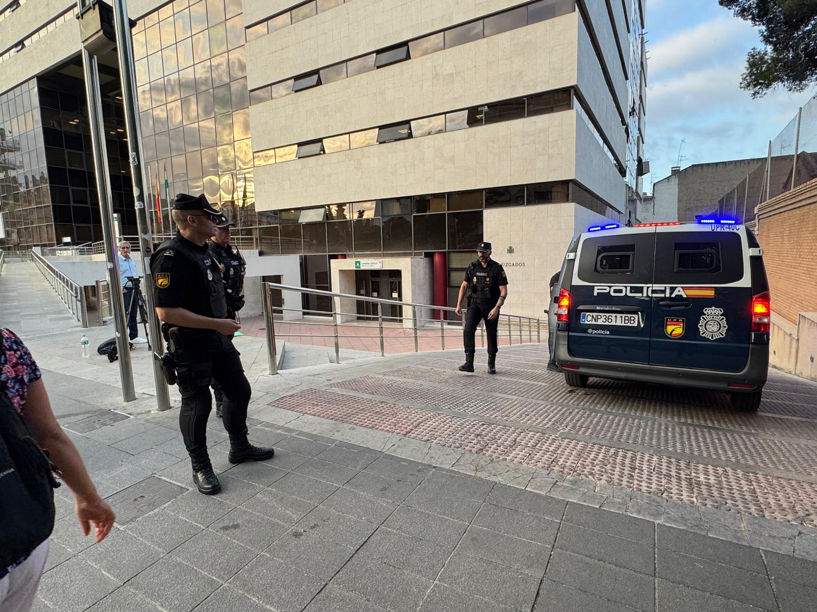 Las imágenes de Juana Rivas y Arcuri en los juzgados de La Caleta