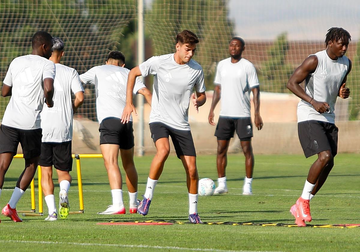 El nuevo lateral del Recreativo, Ale Santos, en el centro, durante el último entrenamiento del equipo.
