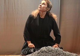 Lolita Flores compagina su trabajo en televisión con la obra de teatro 'La Poncia'.