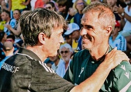 Pacheta, a la izquierda, saluda al entrenador rival Gaizka Garitano.