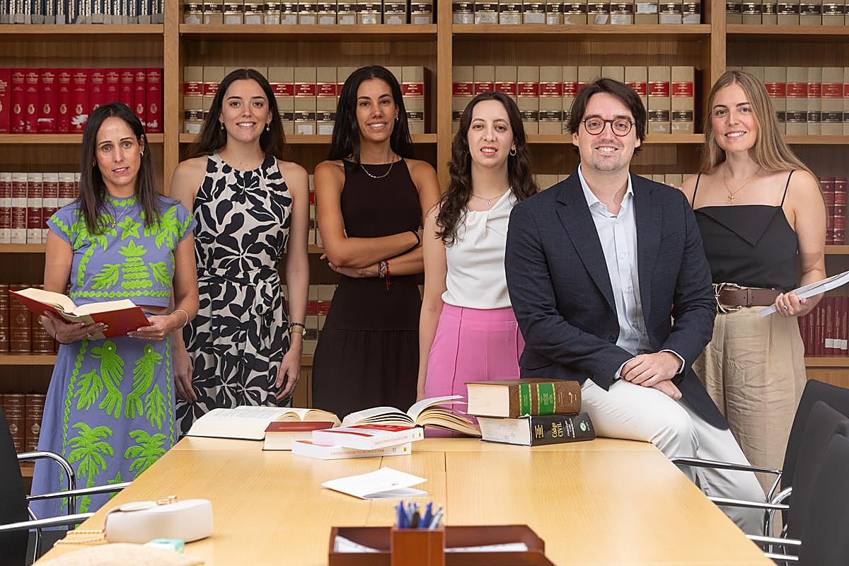De izquierda a derecha, Rocío Echeverría, Almudena Ruiz, Carolina Alonso, Ana Jiménez, Jaime Ruiz y Ana García Velástegui, en la biblioteca del decanato del colegio de Registradores de Andalucía Oriental.