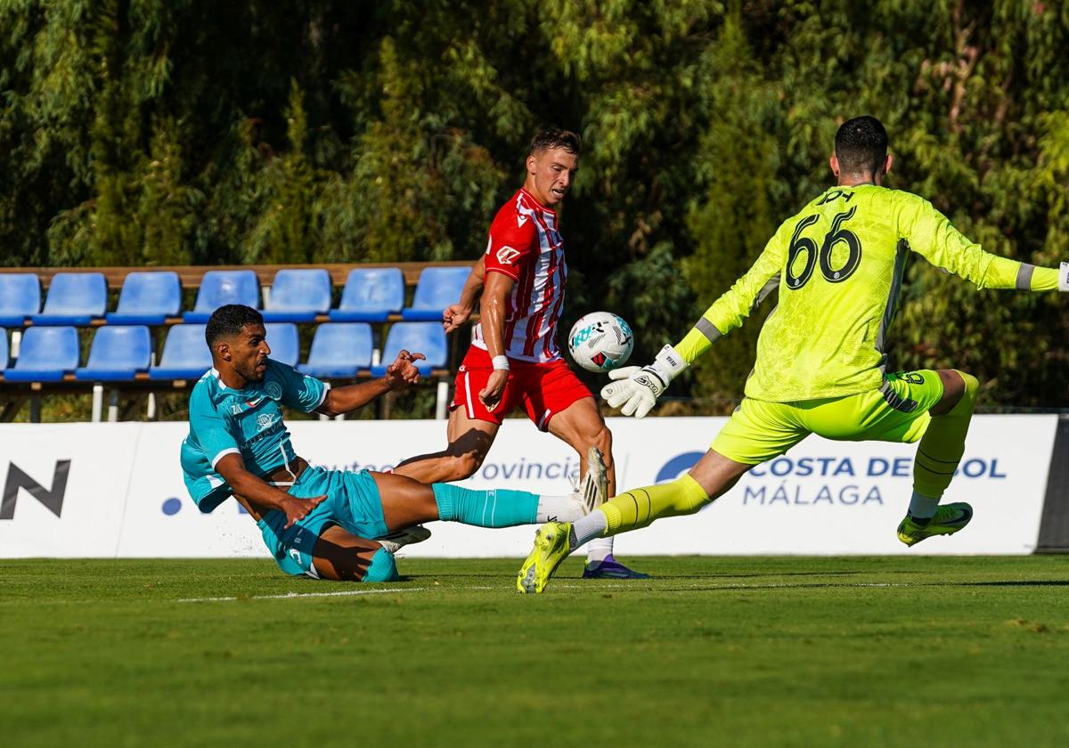 Momento del gol de Perovic, batiendo a Lekovic