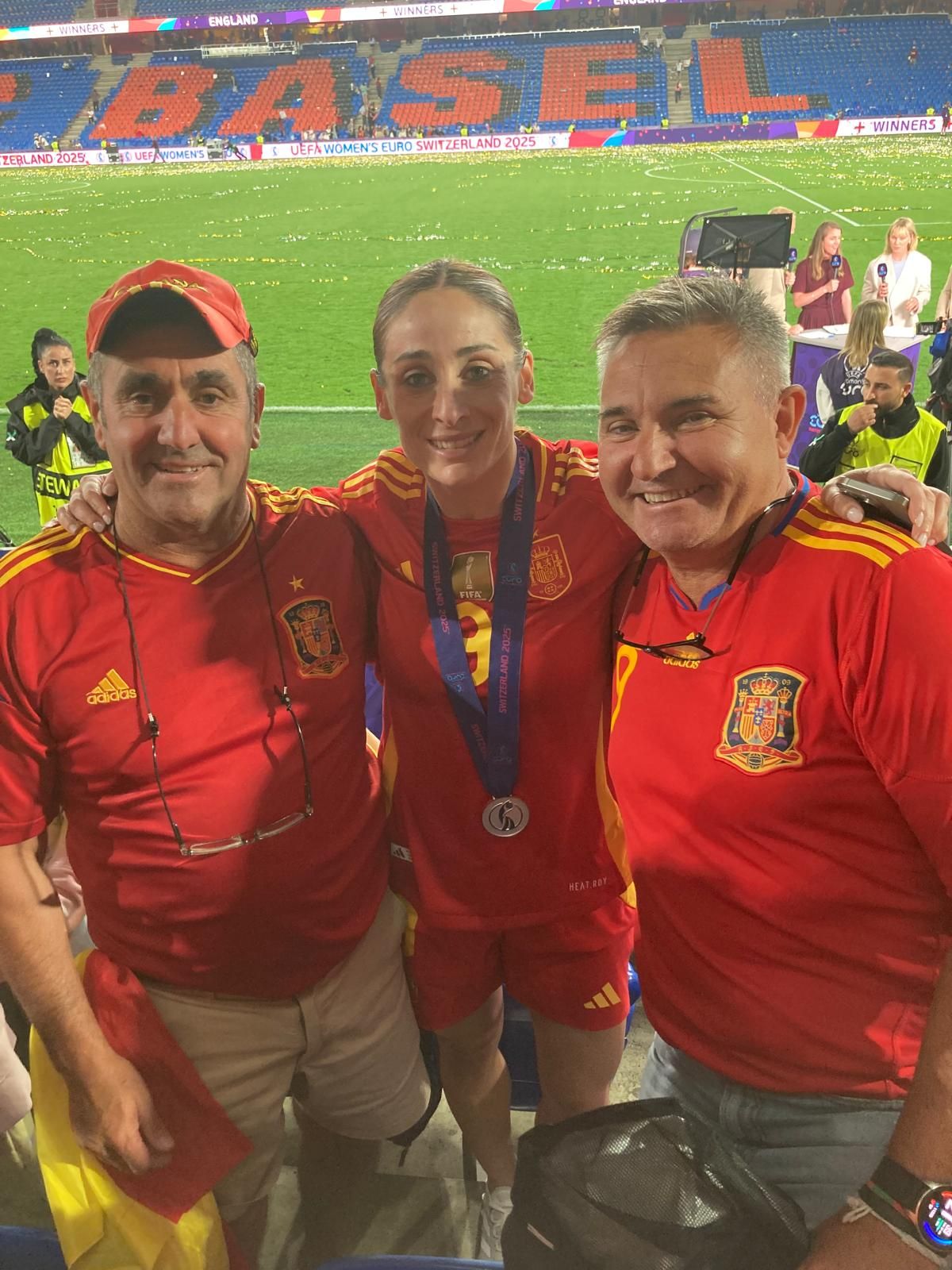 Esther posa con amigos del pueblo en Basilea tras recibir la medallade subcampeona.