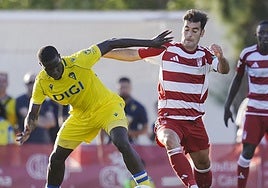 Manu Trigueros pugna con un futbolista del Cádiz.