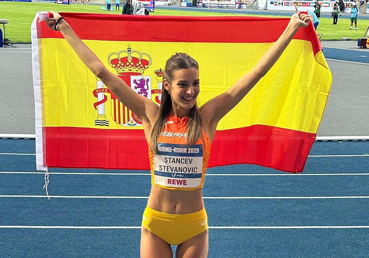 Una Stancev celebra su título como campeona del Mundial universitario en Bochum.