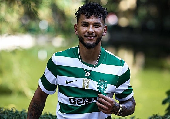 Luis Suárez posando con la camiseta del Sporting de Lisboa