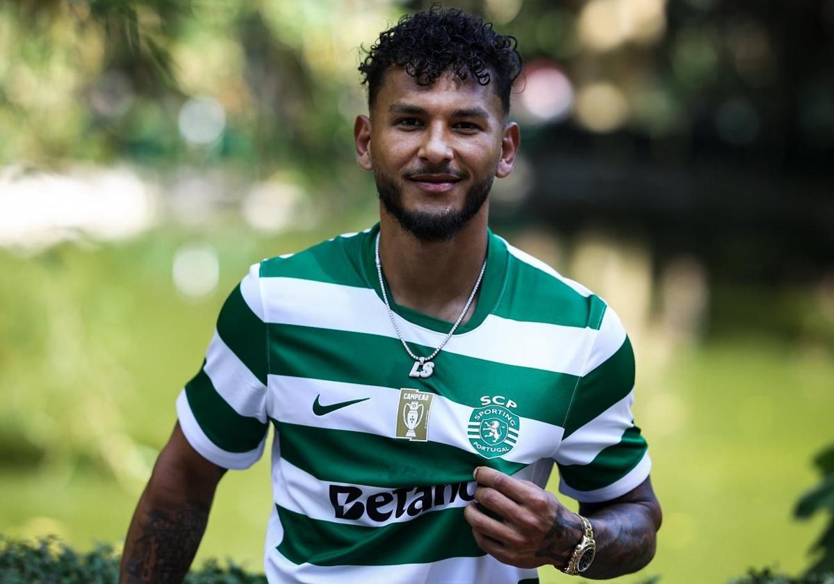 Luis Suárez posando con la camiseta del Sporting de Lisboa