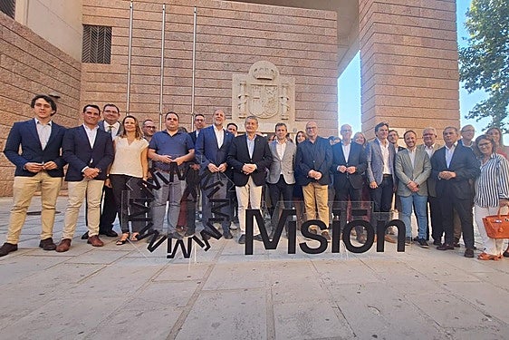 Autoridades frente al Banco de España, que acoge el proyecto Misión.