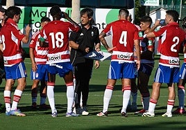 Los jugadores del Granada, en Marbella durante un amistoso frente al Orlando Pirates.