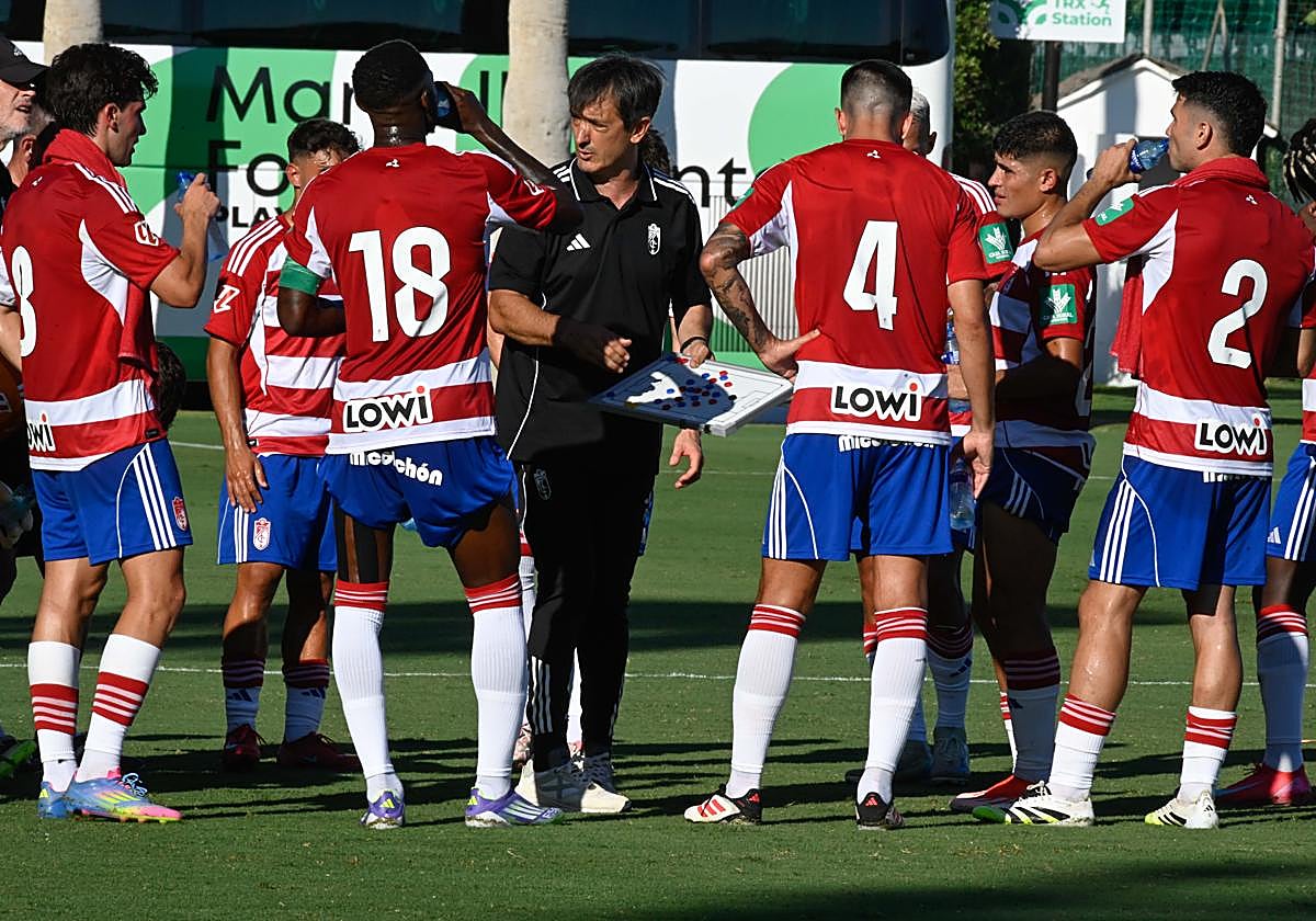 Los jugadores del Granada, en Marbella durante un amistoso frente al Orlando Pirates.