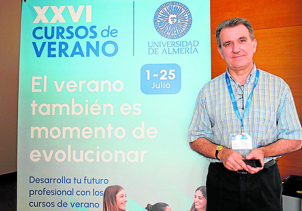 El catedrático de Toxicología de la Universidad de Granada, Antonio Hernández, en los Cursos de Verano.