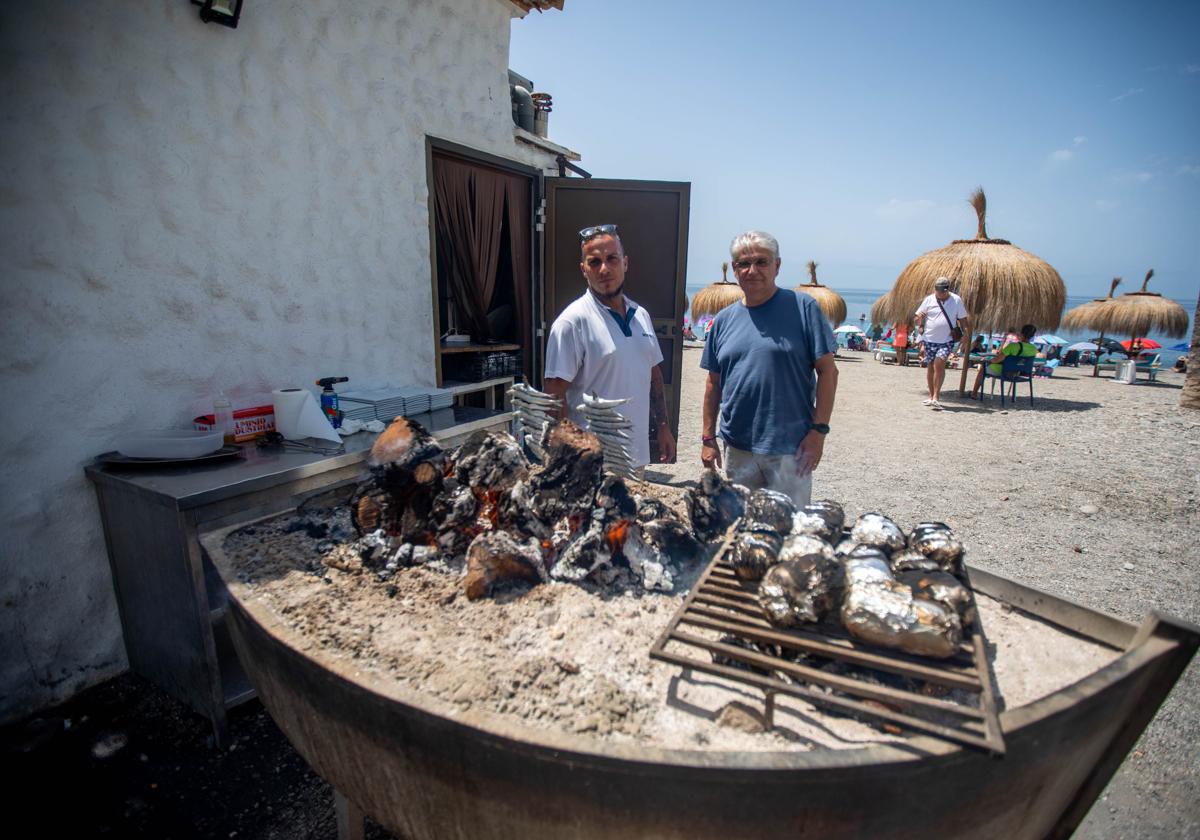 Los espetos, al estilo tradicional en el chiringuito a pie de playa.