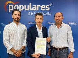 El secretario general del PP de Granada, Jorge Saavedra, junto a Antonio Luján y Antonio Arrabal, concejales 'populares' en Arenas del Rey.