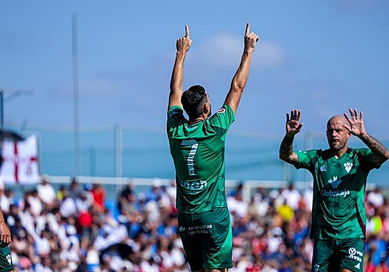 Antonio Puertas, con el dorsal 7, dedica un gol a Nico Hidalgo.