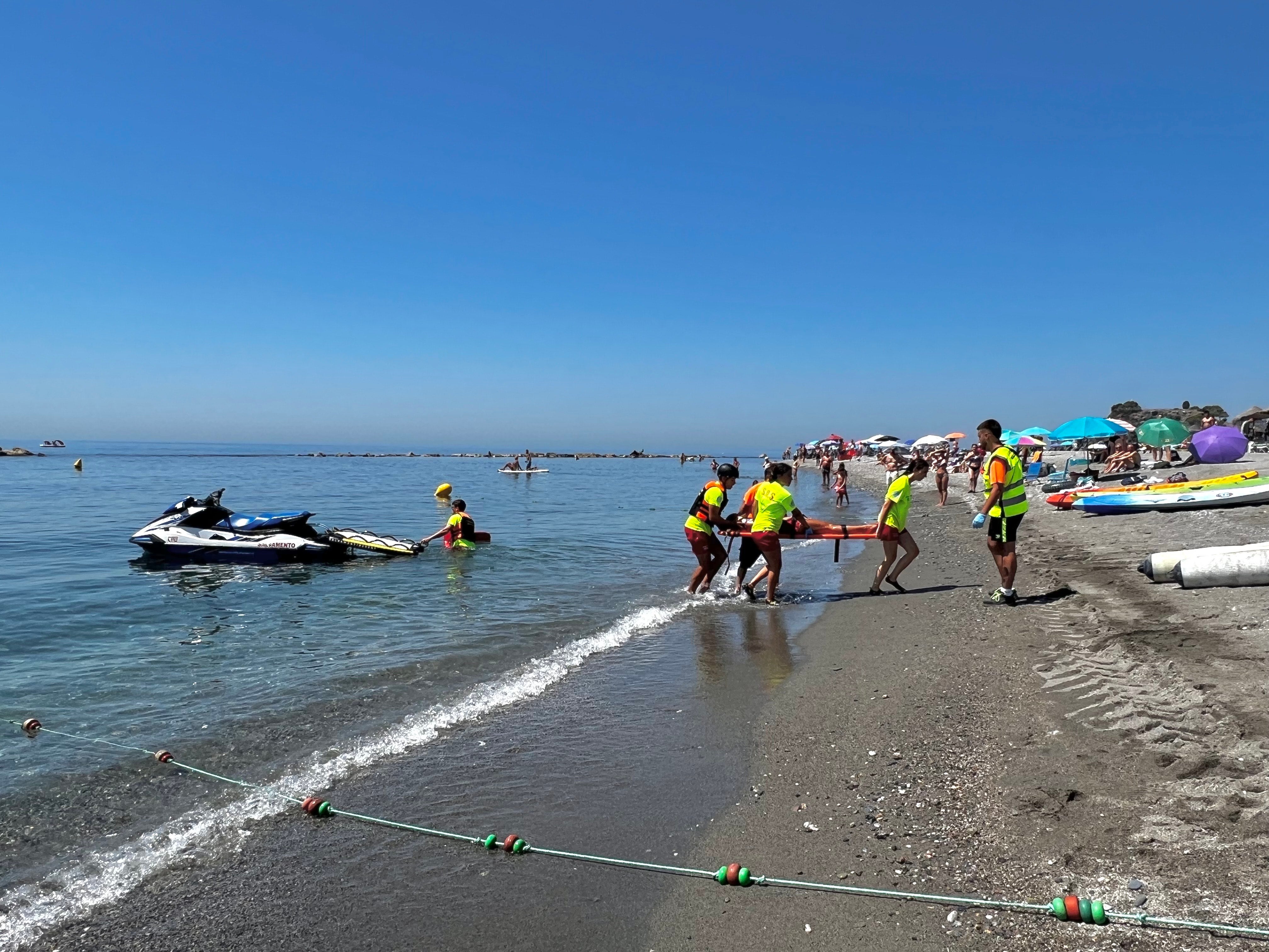 Fotografía del simulacro a pie de playa.