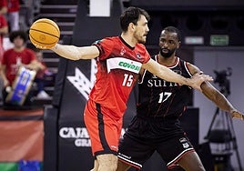 Iván Aurrecoechea, con el balón, seguirá en el Covirán.