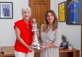 La consejera Patricia del Pozo y la alcaldesa de Linares, Auxi del Olmo.