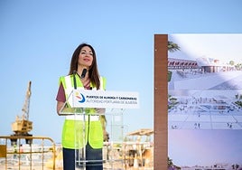 La presidenta de la Autoridad Portuaria de Almería, Rosario Soto, junto a los boveos de los futuros locales en Muelle de Levante