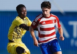 Pedro Alemañ intenta marcharse de un futbolista del Catar.