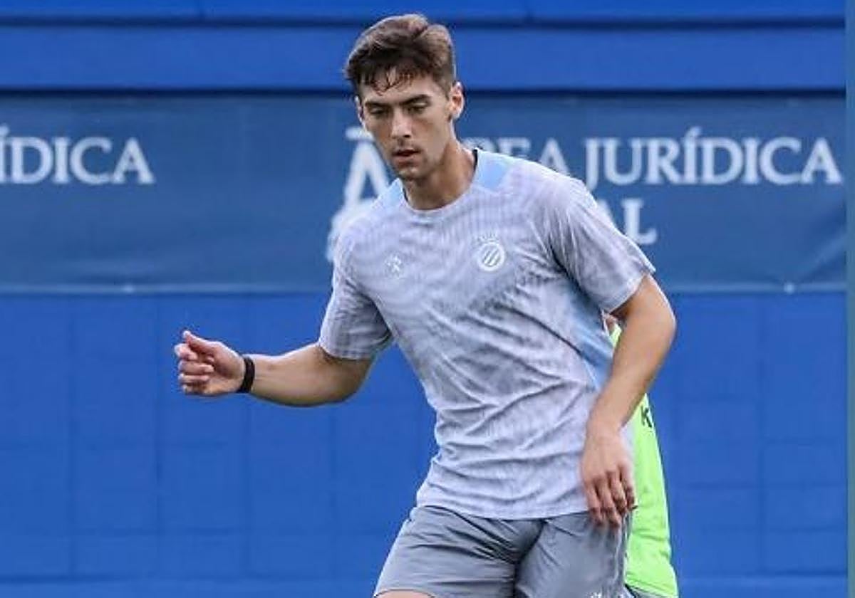 José Gragera protege un balón durante un entrenamiento reciente con el Espanyol.