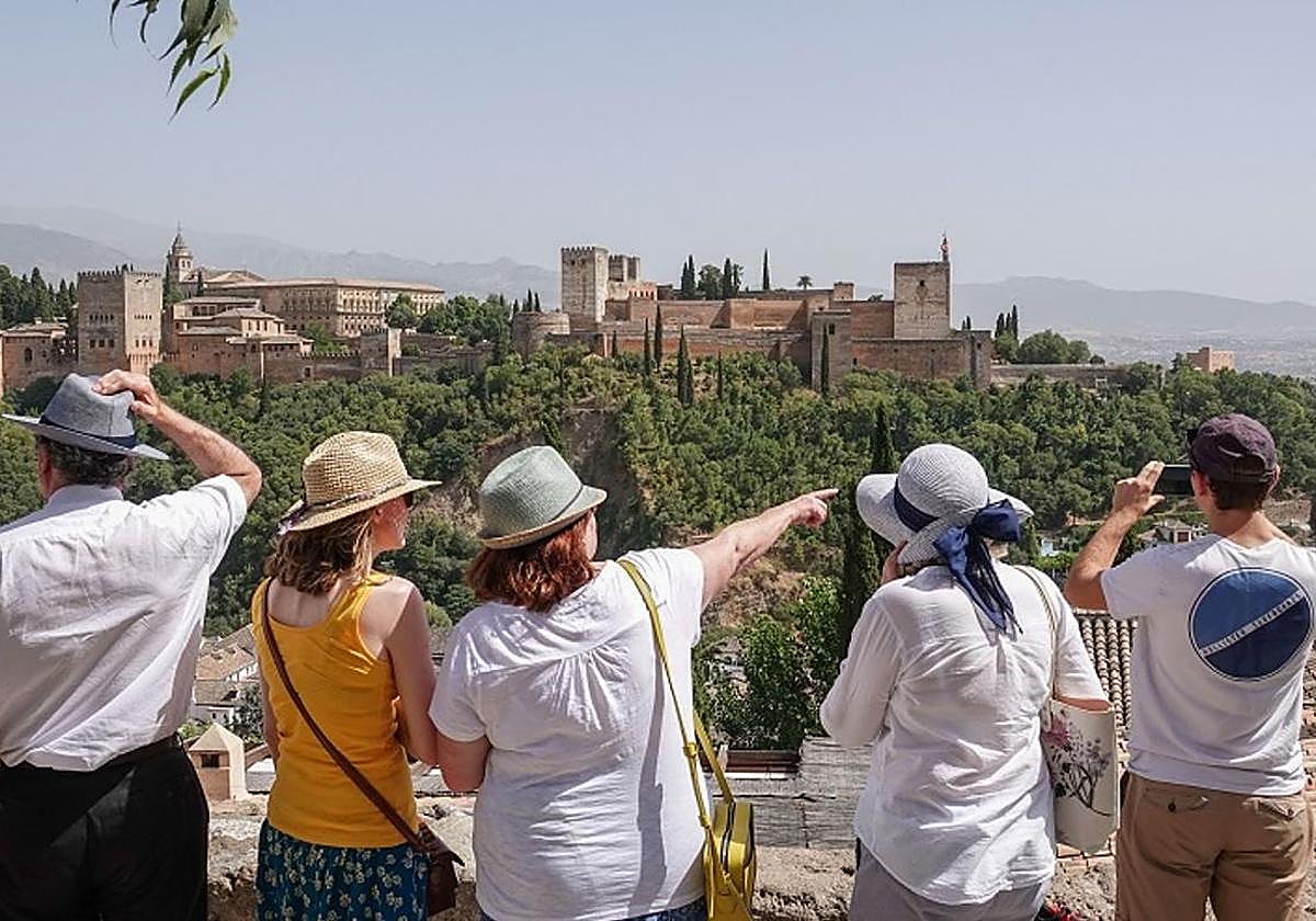 Turistas en el mirador de San Nicolás.