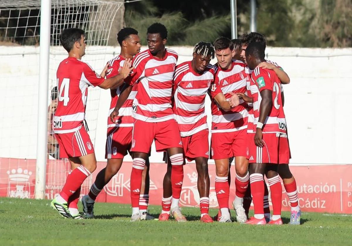 Los futbolistas del Granada celebran el gol de Lucas Boyé al Cádiz.