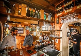 Varios clientes disfrutan de una consumición en un bar de Granada.