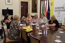 El subdelegado del Gobierno y la jefa de la Unidad contra la Violencia sobre la Mujer, Montserrat Muñoz, se reúnen con representantes de la Plataforma 8M/25N de Granada la semana pasada.