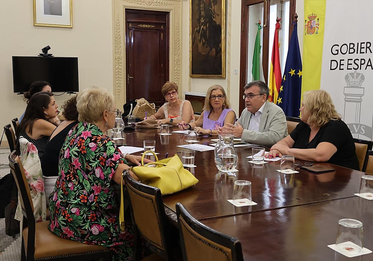 El subdelegado del Gobierno y la jefa de la Unidad contra la Violencia sobre la Mujer, Montserrat Muñoz, se reúnen con representantes de la Plataforma 8M/25N de Granada la semana pasada.