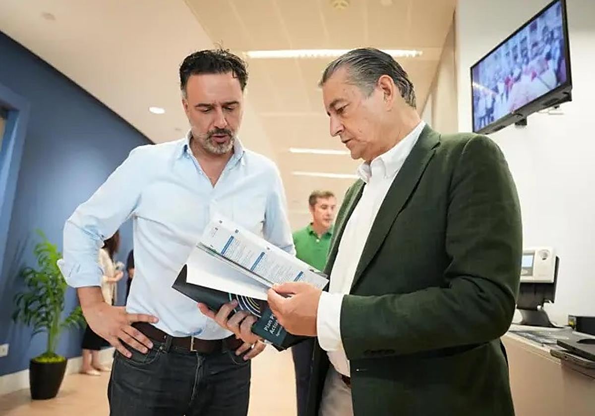 El consejero de la Presidencia, Interior, Diálogo Social y Simplificación Administrativa, Antonio Sanz, en la Agencia Digital de Andalucía (ADA).