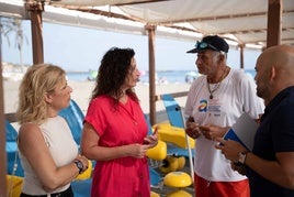 El servicio de atención a personas con discapacidad atiende un punto accesible de la playa de El Palmeral