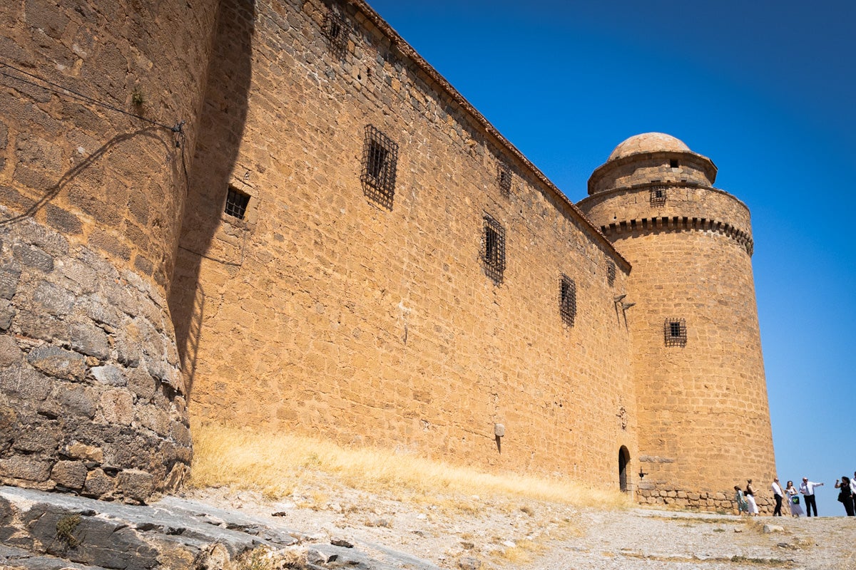 Las imágenes del interior del Castillo de la Calahorra y el acto de adquisición