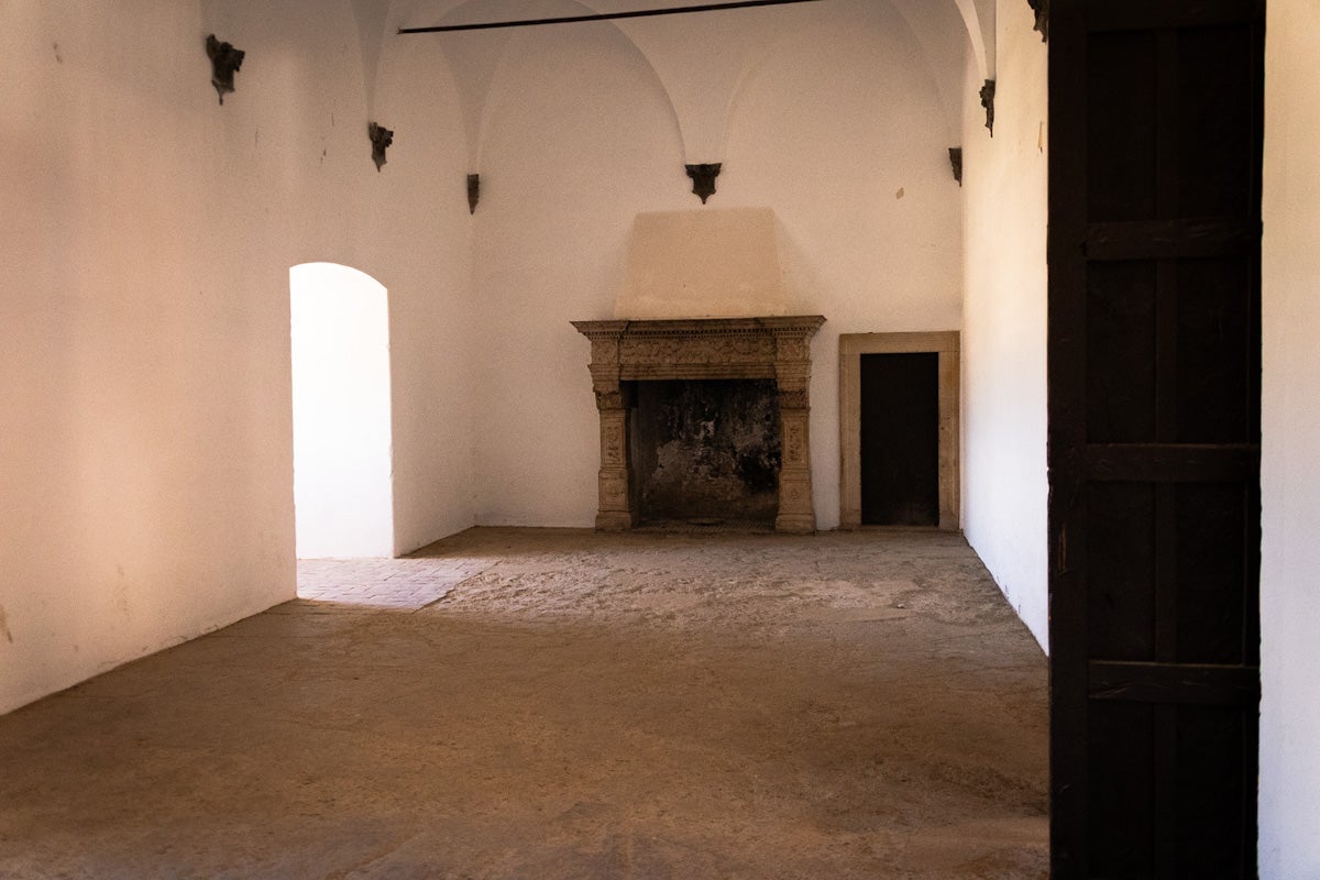 Las imágenes del interior del Castillo de la Calahorra y el acto de adquisición