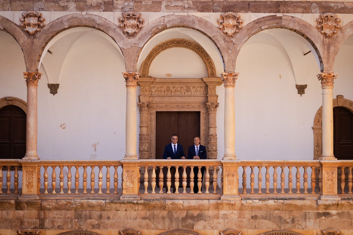 Las imágenes del interior del Castillo de la Calahorra y el acto de adquisición