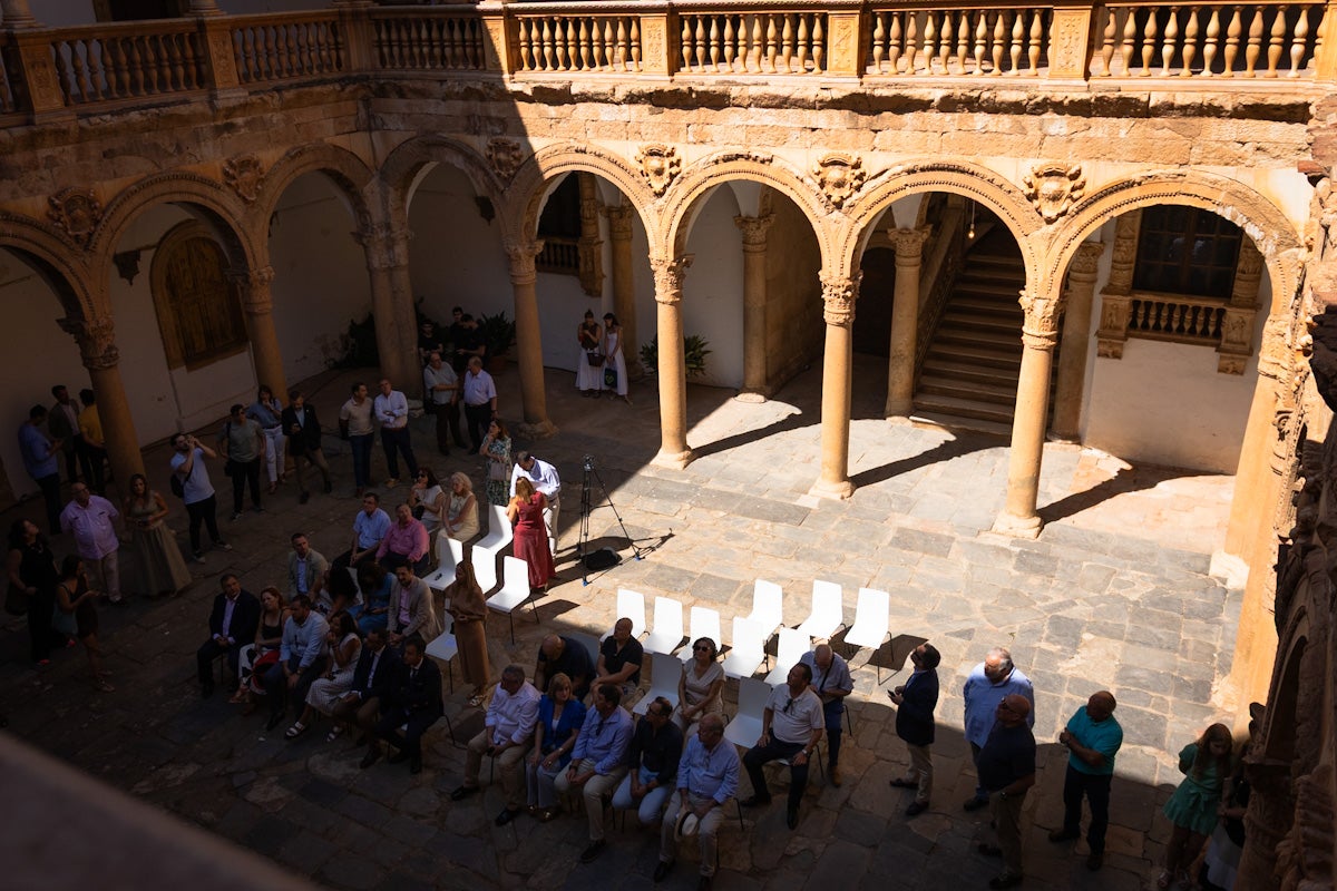 Las imágenes del interior del Castillo de la Calahorra y el acto de adquisición
