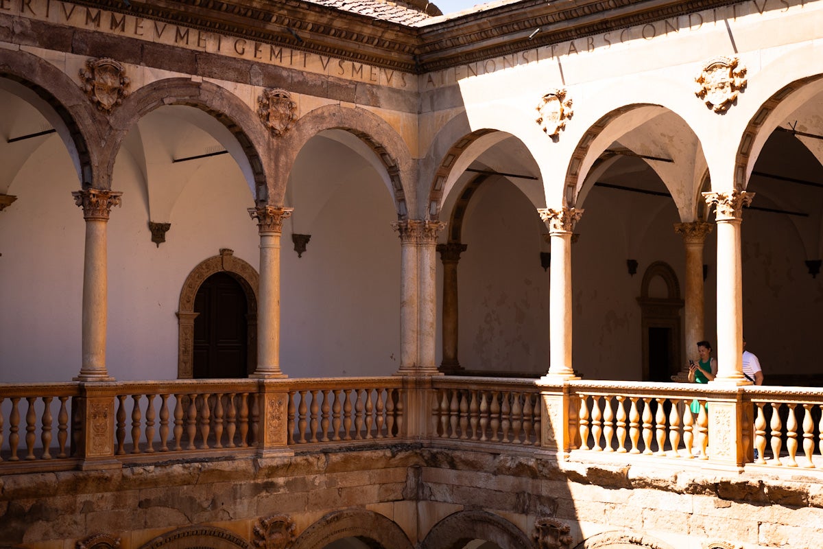 Las imágenes del interior del Castillo de la Calahorra y el acto de adquisición