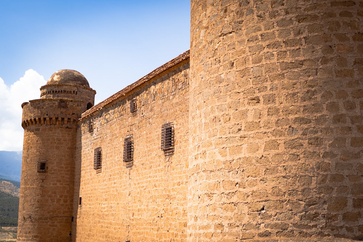 Las imágenes del interior del Castillo de la Calahorra y el acto de adquisición