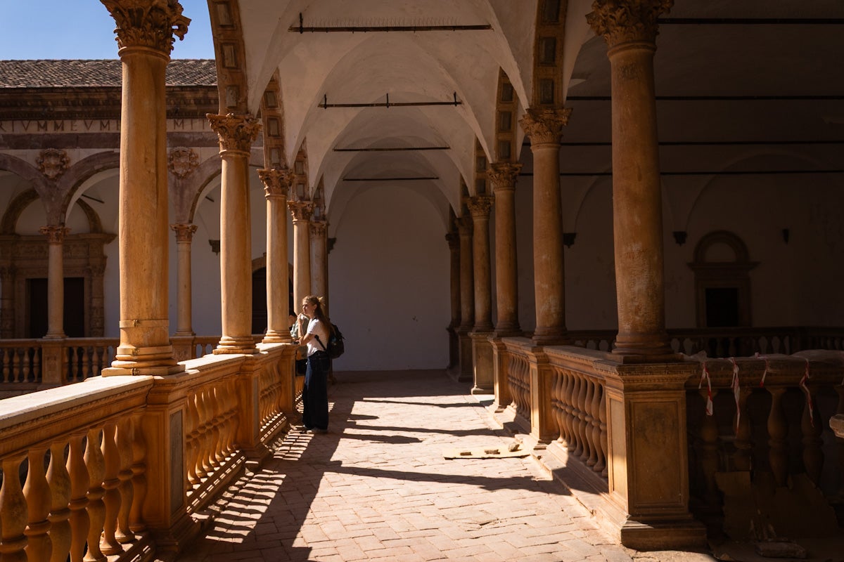 Las imágenes del interior del Castillo de la Calahorra y el acto de adquisición