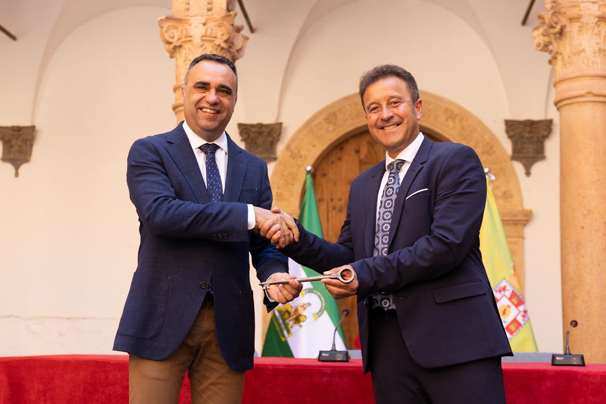 Las imágenes del interior del Castillo de la Calahorra y el acto de adquisición
