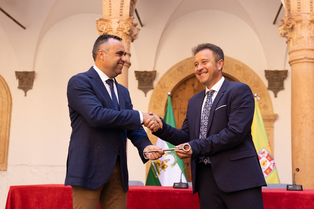 Las imágenes del interior del Castillo de la Calahorra y el acto de adquisición