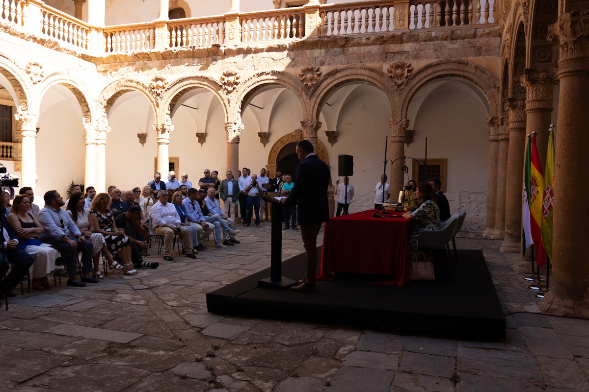 Las imágenes del interior del Castillo de la Calahorra y el acto de adquisición