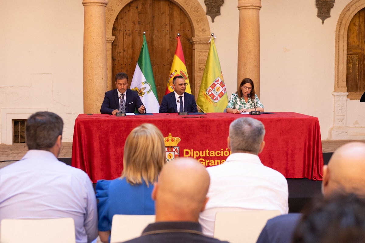 Las imágenes del interior del Castillo de la Calahorra y el acto de adquisición