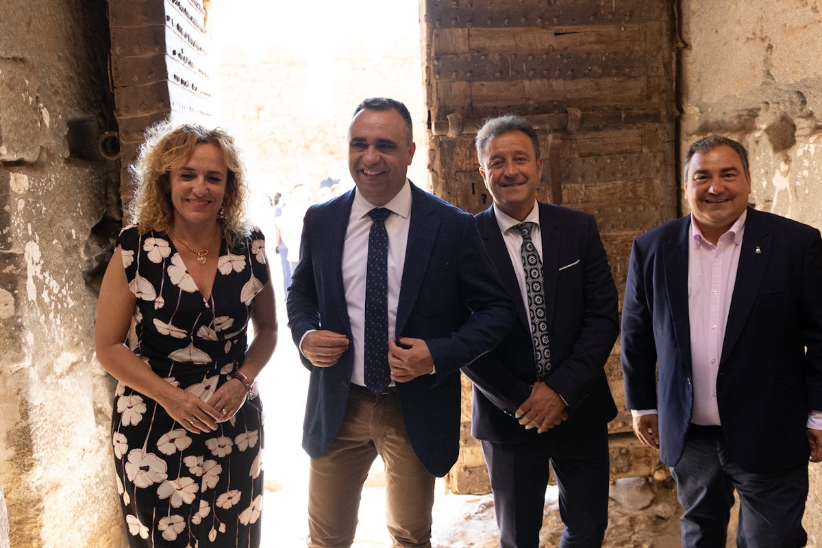 Las imágenes del interior del Castillo de la Calahorra y el acto de adquisición