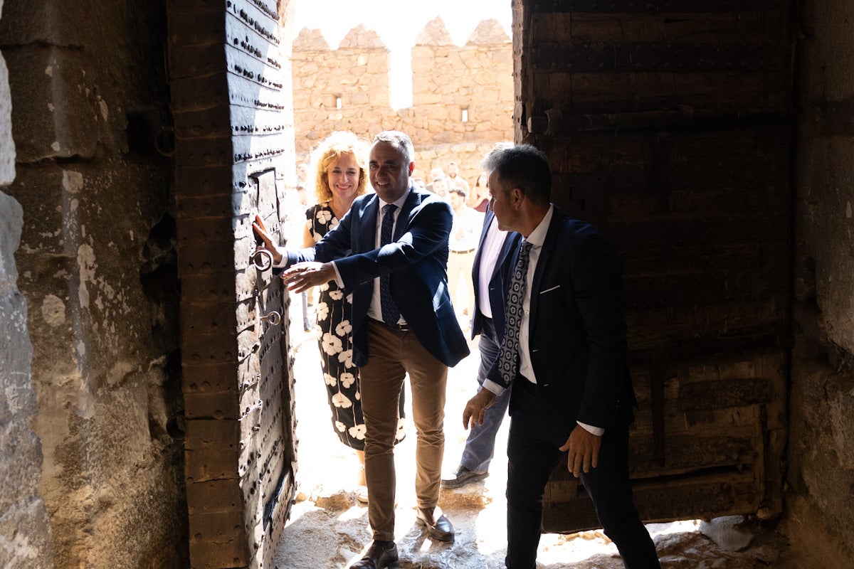 Las imágenes del interior del Castillo de la Calahorra y el acto de adquisición
