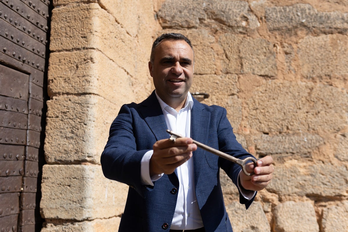 Las imágenes del interior del Castillo de la Calahorra y el acto de adquisición