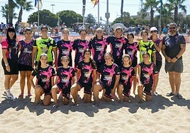 Jugadoras y técnicos del equipo femenino del Asako Motril de categoría infantil.