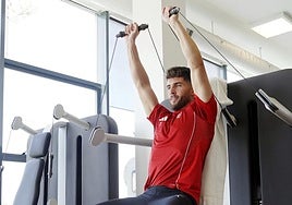 Luca Zidane hace ejercicios en el gimnasio.