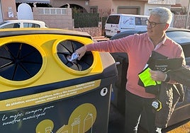 Imagen de archivo de Ismael Torres, presidente del Consorcio de Residuos del Sector II, depositando basura en un contenedor amarillo.