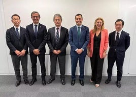 El presidente de la Junta de Andalucía, Juanma Moreno, visita en Tokio junto a varios consejeros la sede del grupo industrial Takahata